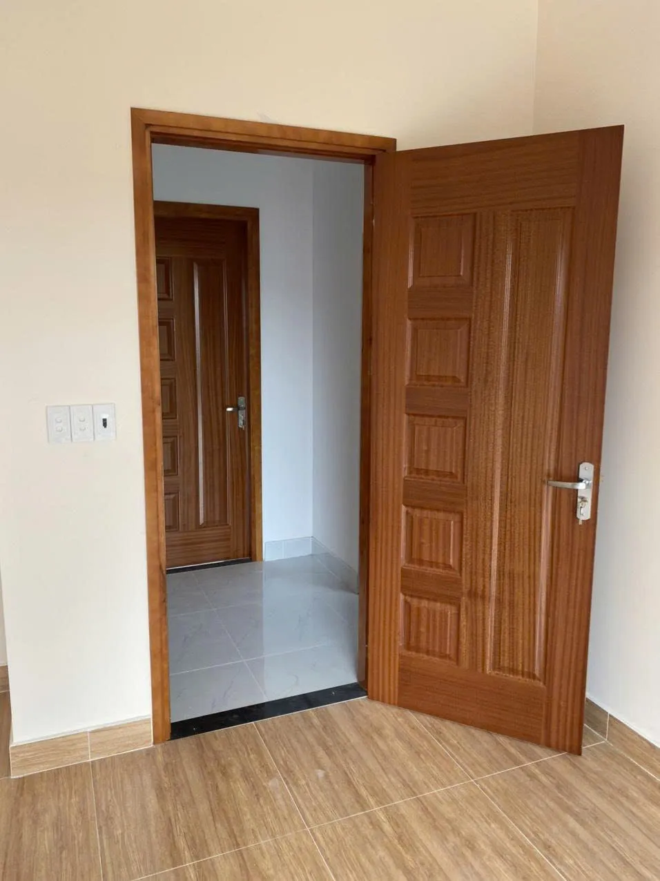 so sánh cửa gỗ công nghiệp